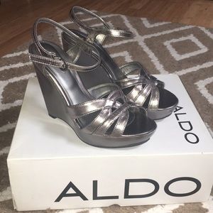 Metallic wedges